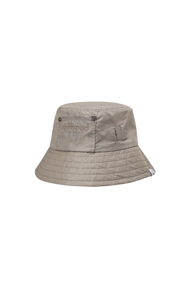 유니 GLAZED 포켓 버킷햇은 은은한 광택감이 도는 코팅 원단과 다크 베이지 색상이 특징이며, 일상 및 아웃도어 활동에 적합합니다. 챙넓이 7.5cm의 이 버킷햇은 나일론 소재로 제작되었으며, 사이즈 조절 기능과 선글라스 홀더, 스트링 스토퍼 디테일이 있어 편리합니다. 또한, 포켓과 로고 자수가 디자인 포인트로 더해졌으며, 봄, 여름, 가을에 착용하기 좋은 유니섹스 프리사이즈(60cm) 아이템입니다.
