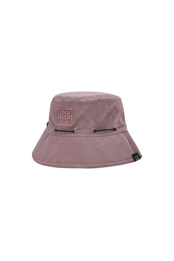 유니 립 스트링 버킷햇은 인디고 및 핑크 색상으로 제공되는 유니섹스 버킷햇입니다. 전면의 톤온톤 컬러 자수 디테일과 노출 스트링, 사이즈 조절이 가능한 스트링 스토퍼가 특징이며, 챙 넓이는 7.5cm입니다. 나일론 소재에 리플렉티브 립 패턴이 적용되었으며, 일상에서 편안하게 착용할 수 있습니다.
