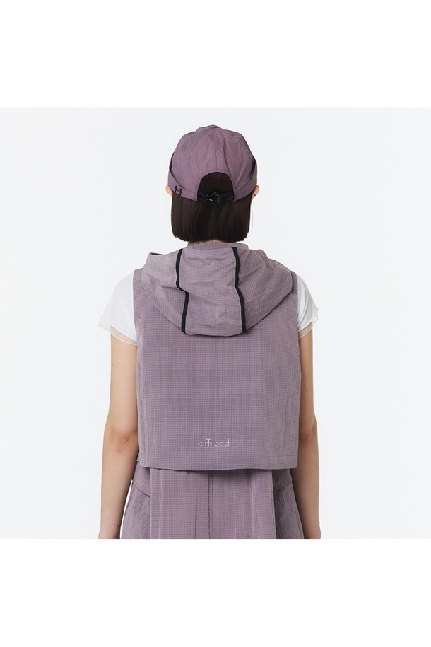 오프로드 시그니처 라인의 유니 후디 베스트는 인디 퍼플 색상의 립 원단으로 제작되었으며, 조직감이 돋보이는 디자인이 특징입니다. 나일론 소재로 만들어진 이 크롭 기장의 오버핏 베스트는 후드 네크라인과 민소매 디자인으로 스포티하면서도 캐주얼한 스타일을 연출합니다. 레이어드 스타일링이 가능한 유니섹스 아이템으로, 봄, 가을 일상복으로 적합합니다.
