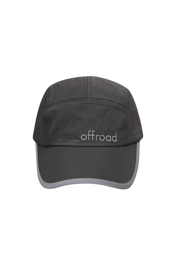 유니 리플렉트 5패널 캡 (딥 차콜)_5LG7413은 톤온톤 자수와 레터링 프린트, 3M 리플렉티브 테이프 장식이 돋보이는 딥 차콜 색상의 유니섹스 캡모자입니다. 나일론 소재로 제작되었으며, 5패널 구조와 더블 스트랩, 삼각 카라비너 사이즈 조절 기능이 특징입니다. 챙 넓이는 8cm이며, 등산 및 일상생활에서 사계절 착용하기 좋습니다.
