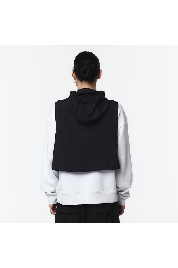 유니 후디베스트 (블랙)_5LG1411은 봄, 가을에 어울리는 유니섹스 아우터 베스트입니다. 블랙 색상의 무지 패턴으로, 크롭 기장의 오버핏 실루엣을 연출하며, 2-WAY 매트 방수 지퍼와 사이드 매트 방수 지퍼, 메탈 장식으로 포인트를 더했습니다. 나일론과 폴리에스테르 혼방 소재에 메쉬 안감, 앞면 상단 통기 기능 및 후면 자수 로고 디테일이 돋보이며, 방수 및 통기성이 우수하여 아웃도어 활동은 물론 일상복으로도 활용하기 좋습니다.
