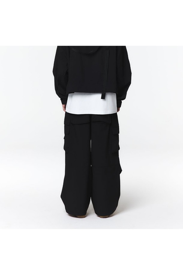 유니 3L 방수 셋업 팬츠 (블랙)_5LG1621은 사계절 활용 가능한 유니섹스 방수 팬츠입니다. 폴리에스터, 나일론 혼방의 3 레이어 소재로 제작되었으며, 방수 코팅과 아웃포켓 방수 지퍼 디테일로 아웃도어 활동에 적합합니다. 허리 밴드와 밑단 스트링으로 사이즈 조절이 용이하며, 무지 디자인의 와이드핏으로 편안하고 스포티한 스타일을 연출할 수 있습니다.
