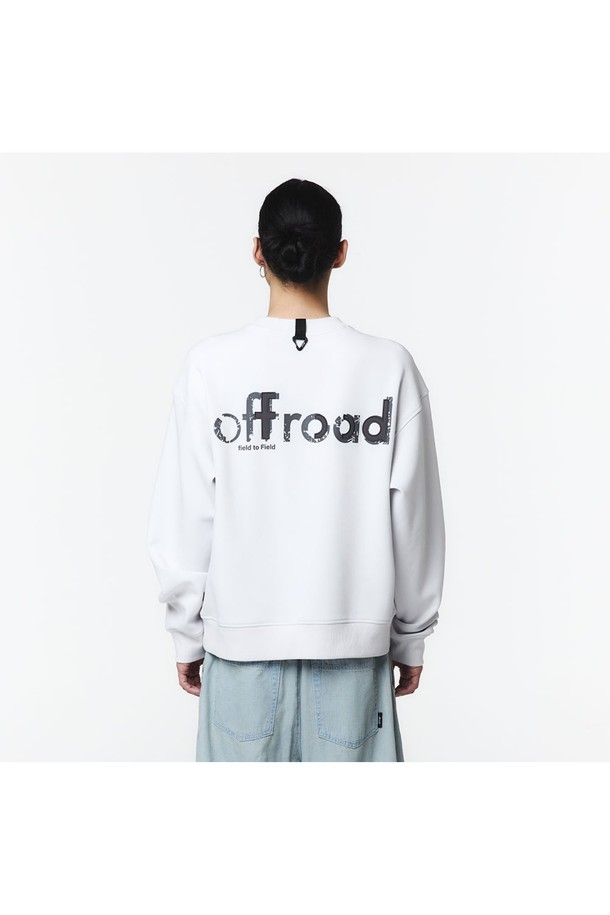 유니 로고 자수 MTM은 스모크 화이트 색상의 남녀공용 맨투맨 티셔츠로, 캐주얼하고 스포티한 스타일을 연출합니다. 폴리에스테르, 면, 폴리우레탄 혼방 소재로 제작되어 부드러운 촉감을 자랑하며, 루즈핏 디자인과 내추럴한 숄더 라인이 특징입니다. 로고 자수 디테일과 뒷면 삼각 카라비너, 테이프 디테일이 돋보이며, 봄, 가을철 일상복으로 적합합니다.
