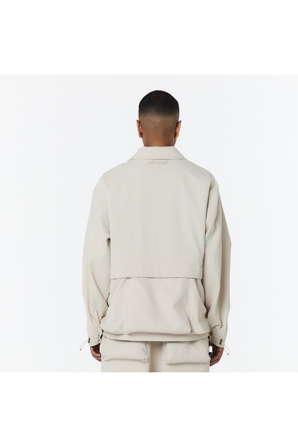 남성용 빅 포켓 셋업 자켓 (오트밀)_5LA1213은 봄, 가을에 어울리는 오트밀 색상의 아우터입니다. 폴리에스테르 소재로 제작되어 얇고 부드러운 촉감을 자랑하며, 넉넉한 오버핏과 가슴 플랩 포켓, 후면 입체 포켓, 소매 스트랩 스토퍼 디테일이 돋보입니다. 캐주얼 및 스트릿 스타일 연출에 용이하며, 무지 패턴과 긴 소매, 버튼 여밈 방식이 특징입니다.
