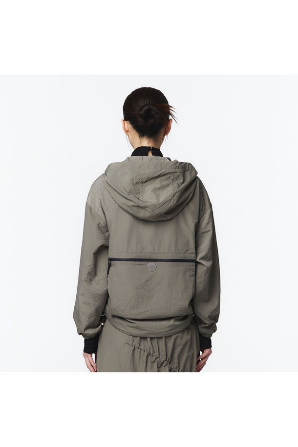 여성용 월그레이 색상의 후디 셋업 긴팔 점퍼로, 스포티하고 캐주얼한 무드를 연출합니다. 트월조직의 나일론, 폴리에스터 혼방 고밀도 소재로 제작되었으며, 은은한 광택감이 돋보이는 오버핏 크롭 기장 점퍼입니다. 후드형 디자인, 2중 포켓, 뒤 박스 포켓, 소매/밑단/허리 스트링 스토퍼 디테일과 전체 메쉬 안감으로 기능성을 더했으며, 봄, 가을 일상 및 아웃도어 활동에 적합합니다.
