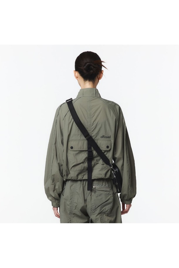 여성용 애쉬 올리브 색상의 긴팔 스탠드 칼라 셋업 점퍼로, 넉넉한 핏과 크롭 기장이 특징입니다. 얇은 나일론 소재로 제작되었으며, 하이넥 스타일과 벌룬 소매, 밑단 스트링으로 캐주얼한 무드를 연출할 수 있습니다. 지퍼와 스냅 여밈 방식이며, 바람막이 형태로 봄철 일상복으로 활용하기 좋습니다.
