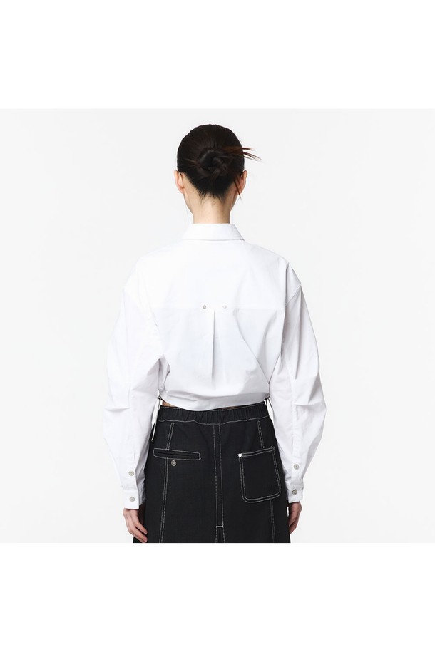 여성용 화이트 컬러의 사이드 스트링 긴팔 셔츠입니다. 면, 나일론, 폴리에스터 혼방 소재로 제작되었으며, 가슴 절개 라인과 허리 곡선 절개가 돋보입니다. 허리 스트링 스토퍼와 리벳 금속 장식이 포인트인 크롭 기장의 세미오버핏 셔츠로, 사계절 캐주얼하고 베이직한 스타일을 연출할 수 있습니다.
