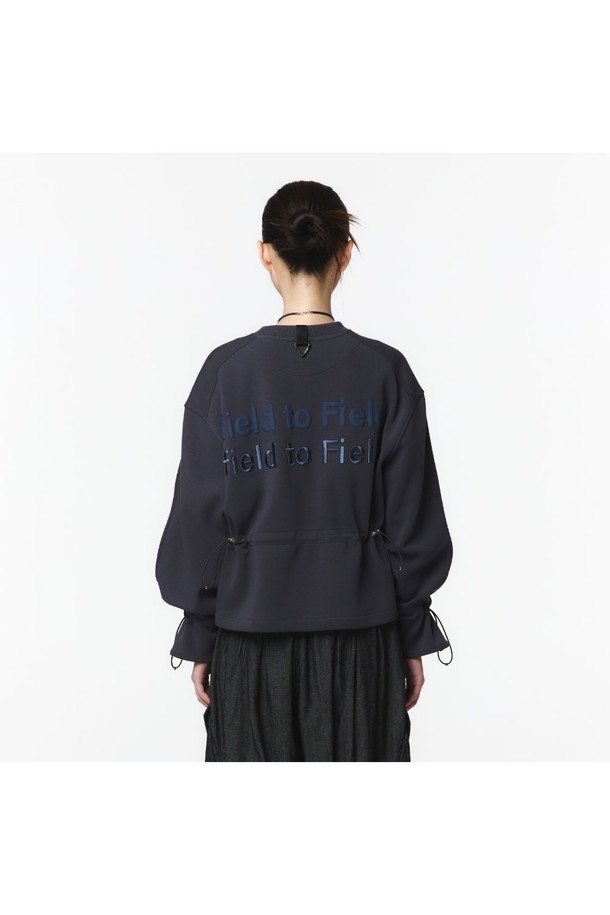 여성용 차콜 그레이 색상의 소매 배색 MTM입니다. 봄, 가을 캐주얼 스타일로 연출하기 좋으며, 폴리에스터, 면, 폴리우레탄 혼방 소재로 제작되어 두께감이 있습니다. 벌룬 소매 디자인과 탈착 가능한 앞면 원형 금속 장식, 로고 자수, 뒷면 프린트가 특징입니다.
