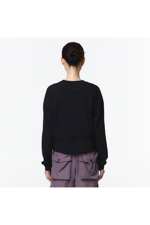 여성용 블랙 컬러의 우븐 배색 MTM입니다. 크롭 기장의 레귤러핏으로, 면, 폴리에스테르, 나일론, 폴리우레탄 혼방 소재가 사용되었으며, 방풍 기능이 있습니다. 로고 프린트 테이프 디테일과 백로고 프린트, 하단 스트링, 리벳 디테일이 특징이며, 스포티하면서도 캐주얼한 무드를 연출합니다.
