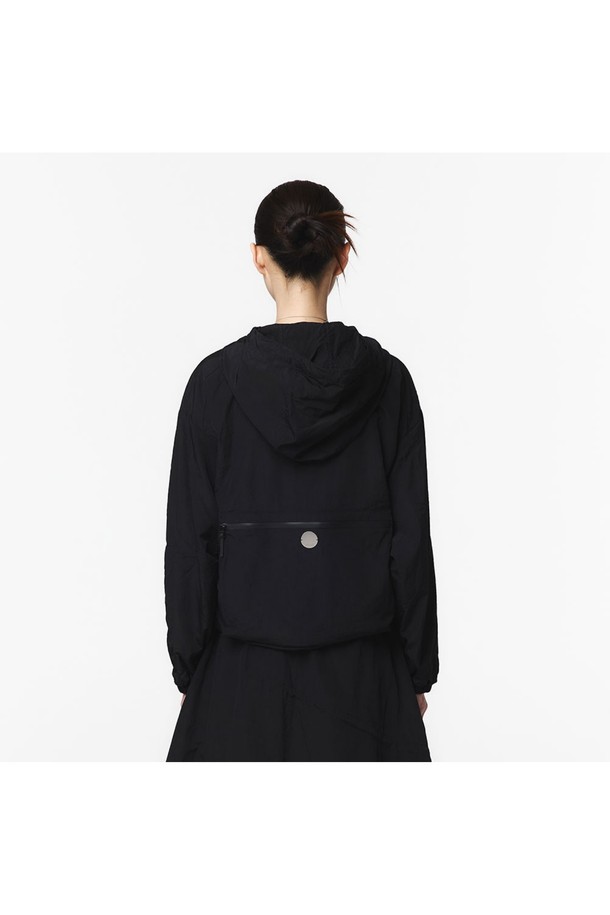 여성용 블랙 색상의 후디 셋업 긴팔 점퍼로, 스포티하고 캐주얼한 스타일을 연출합니다. 크롭 기장의 오버핏으로 제작되었으며, 나일론과 폴리에스테르 혼방 소재를 사용하여 부드러운 촉감을 자랑합니다. 후드, 더블 포켓, 백박스 포켓 등 오프로드 무드 디테일과 소매단/밑단 스토퍼 조절 기능이 특징이며, 봄, 가을 일상 및 아웃도어 활동에 적합합니다.
