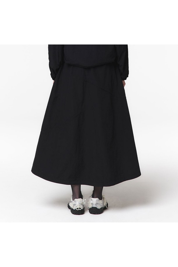 고밀도 나일론 원사로 제작되어 은은한 광택이 흐르는 여성 후디 점퍼 셋업 스커트입니다. 스포티하면서도 캐주얼한 무드를 연출하며, 뻣뻣한 촉감과 두꺼운 두께감으로 안정적인 핏을 선사합니다. A라인 스커트와 셋업으로 구성되었으며, 비대칭 스트링, 2중 포켓, 허리 전체 밴드 디테일이 특징입니다.
