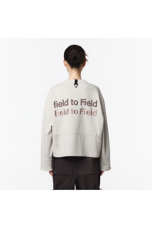 여성용 소매 배색 MTM 티셔츠는 캐주얼한 스타일을 연출하며, 컬러 블록 패턴과 탈착 가능한 앞면 원형 금속 장식이 특징입니다. 루즈핏에 라운드넥 디자인, 벌룬 소매와 뒷면 프린트 및 볼륨 자수로 포인트를 더했으며, 부드러운 촉감의 두꺼운 폴리에스터, 면, 폴리우레탄 혼방 소재로 봄, 가을에 적합합니다. 오트밀 색상의 긴소매 티셔츠로, 로고 자수 디테일까지 더해 완성도를 높였습니다.
