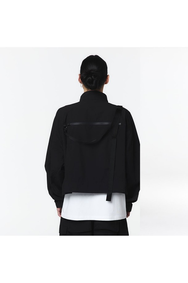 유니 3L 방수 셋업 점퍼 (블랙)_5LG1321은 아웃도어 활동과 일상에서 모두 활용 가능한 유니섹스 점퍼입니다. 블랙 컬러의 무지 디자인으로 어떤 스타일에도 쉽게 매치할 수 있으며, 릴랙스핏으로 편안한 착용감을 선사합니다. 3중 레이어 구조와 방수 기능, 하이넥 디자인으로 뛰어난 방수 및 방풍 기능을 제공하며, 봄, 가을, 겨울까지 폭넓게 착용 가능합니다. 등산룩, 캠핑룩, 겨울 데일리룩 등 다양한 TPO(Time, Place, Occasion)에 어울리며, 스포티, 캐주얼, 고프코어 스타일을 연출하기 좋습니다. 메쉬 안감 포켓, 벨트 스트랩, 등판 선그립, 이너 밑단 스트링 등 다양한 디테일이 돋보이는 두꺼운 두께감의 점퍼입니다.
