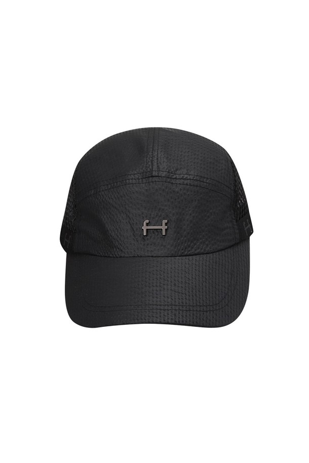 유니 메쉬 캡 (블랙)_5LG7411은 시어서커 원단의 은은한 광택이 돋보이는 유니섹스 메쉬캡입니다. 통기성이 뛰어난 사이드 메쉬 소재와 5패널 구조로 제작되어 쾌적한 착용감을 선사합니다. 모자 깊이 8.5cm, 챙 넓이 8cm로, 일상 및 캐주얼 스타일에 활용하기 좋습니다. 여행룩, 휴가룩과 같은 TPO에 어울리며, 미니멀하고 리조트한 스타일을 연출할 수 있습니다. 블랙 컬러로 어떤 옷에도 잘 어울려 데일리 아이템으로 손색없습니다.
