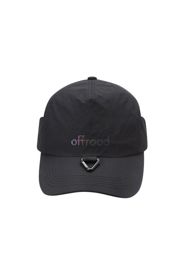 유니 카라비너 볼캡 (블랙)_5LG7415는 등산, 아웃도어, 일상에서 폭넓게 활용 가능한 유니섹스 볼캡입니다. 뛰어난 내구성을 자랑하는 나일론 소재로 제작되었으며, 봄, 여름, 가을 계절에 착용하기 좋습니다. 챙 넓이 15.5cm로 햇빛을 효과적으로 가려주며, 앞면 리플렉티브 로고 프린트와 트라이앵글 카라비너 디테일, 메탈 리벳 로고가 디자인의 포인트를 더합니다. 사이즈 조절 기능과 재귀반사 기능을 갖춰, 고프코어, 캐주얼, 스포티 스타일을 즐기는 고객에게 적합합니다. 듀얼 스트랩과 보강 원단 패치로 내구성을 높였습니다.
