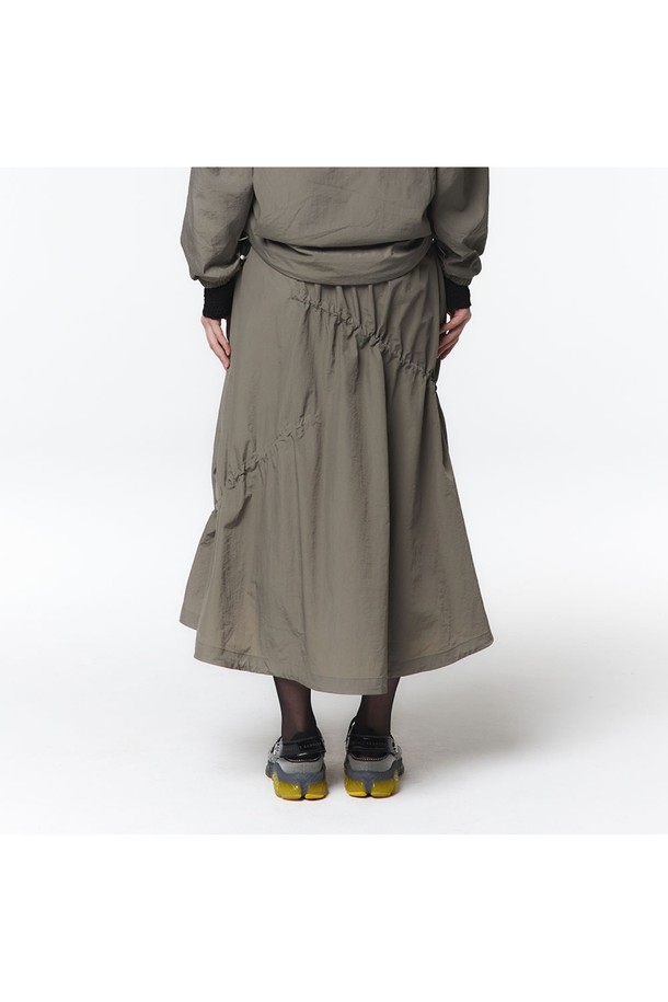 여성용 후디 점퍼와 스커트 셋업(5LB1811)으로, 웜그레이 색상의 캐주얼한 스타일입니다. 하이덴시티 나일론 원단으로 제작되었으며, A라인 플리츠 스커트는 밴딩 허리와 비대칭 스트링 터널, 더블 포켓 디테일이 특징입니다. 사이즈 조절 기능이 있는 루즈핏 디자인으로 봄, 가을에 일상복으로 편안하게 착용할 수 있습니다.
