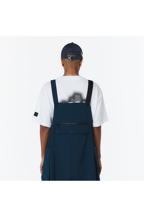 유니 포켓 오버롤 (터콰이즈)_5LG2921은 봄, 여름, 가을에 캐주얼하고 스포티한 무드를 연출하기 좋은 유니섹스 오버롤입니다. 터콰이즈 컬러의 트윌 패턴 폴리에스테르 소재로 제작되었으며, 얇고 부드러운 촉감이 특징입니다. 루즈핏 디자인에 다수의 수납 포켓, 앞면 2-WAY 지퍼, 조절 가능한 어깨끈, 밑단 스트링 등으로 다양한 기능성을 제공하며, 밴딩과 후드 디자인으로 편안함을 더했습니다.
