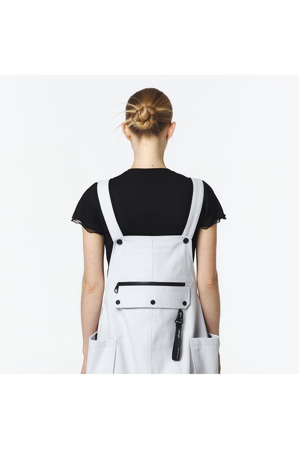 유니섹스 스타일의 '유니 포켓 오버롤 (라이트 그레이)_5LG2921'은 부드러운 폴리에스테르 트윌 소재로 제작되어 편안한 착용감을 제공합니다. 캐주얼한 무드를 연출하며, 2-WAY 앞 지퍼, 조절 가능한 숄더 스트랩과 밑단 스트링, 후드 디테일 등 다양한 기능적 요소를 갖추었습니다. 라이트 그레이 색상의 루즈핏 오버핏 디자인으로 봄, 여름, 가을에 일상복으로 활용하기 좋습니다.
