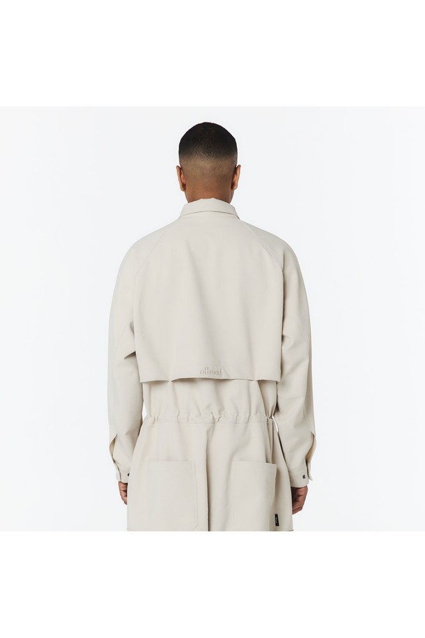 유니 스트링 점프수트 (오트밀)_5LG2911은 부드러운 촉감의 폴리에스테르 트윌 골지 원단으로 제작된 유니섹스 점프수트입니다. 오트밀 컬러의 얇은 두께로 봄, 가을에 적합하며, 방수 및 통기성 기능이 있어 일상복은 물론 가벼운 스포티 스타일에도 잘 어울립니다. 오버핏/루즈핏 디자인에 가슴 지퍼 플래킷, 방수 지퍼 포켓, 허리/밑단 스트링, 등판 통기구, 메탈/자수 로고 디테일까지 더해 캐주얼하면서도 세련된 룩을 연출할 수 있습니다.
