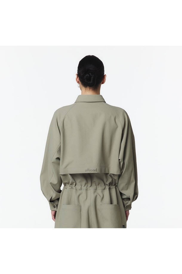 유니 스트링 점프수트 (애쉬 올리브)는 폴리에스테르 소재로 제작되어 가볍고 시원한 착용감을 제공하며, 봄, 여름, 가을 시즌에 적합합니다. 스포티하면서도 캐주얼한 스타일로, 오버핏과 루즈핏의 편안한 핏을 자랑하며, 반소매 기장과 얇은 두께로 활동성을 높였습니다. 앞면 스냅 버튼, 가슴 방수 지퍼 플래킷, 허리 및 밑단 드로스트링, 등판 통기성 디테일과 같은 다양한 기능성 디테일과 메탈 로고 리벳 및 로고 자수 디테일로 디자인의 완성도를 높였습니다.