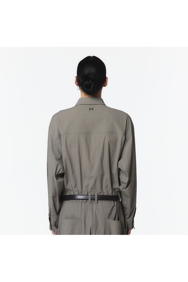 유니 벨트 점프 수트 (카키)_5LG2912는 야외활동에 적합한 유니섹스 점프수트입니다. 카키 색상의 와샤 패턴이 돋보이며, 나일론 95%, 폴리에스터 5% 혼방 소재로 제작되었습니다. 오버사이즈핏과 루즈핏으로 편안하게 착용 가능하며, 2WAY 지퍼, 방수 지퍼 포켓, 허리/밑단 스트링, 로고 자수, 삼각 카라비너, 후면 금속 로고 디테일과 방수, 수납 기능을 갖추었습니다.
