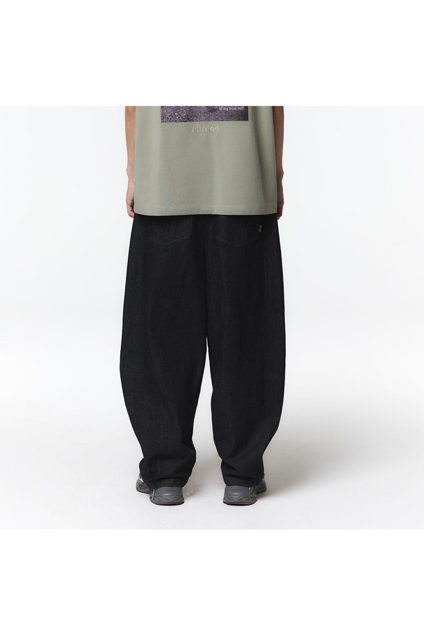 유니 벌룬핏 데님팬츠(블랙)_5LG2611은 사계절 활용 가능한 유니섹스 데님 팬츠입니다. 캐주얼 스타일에 어울리는 무지 디자인의 와이드 핏 긴 바지로, 프론트 웨이스트 턱과 무릎 다트 디테일이 돋보입니다. 면 소재로 제작되었으며, 풀 웨이스트밴드로 편안한 착용감을 제공합니다.
