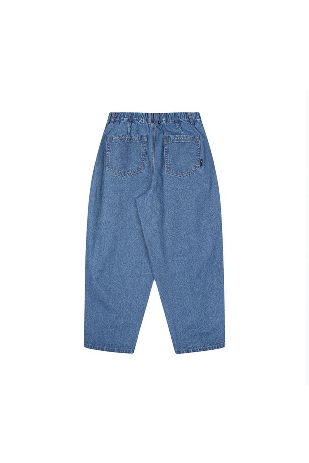 유니 벌룬핏 데님팬츠 (블루)는 캐주얼한 스타일의 유니섹스 데님 팬츠입니다. 면 소재의 긴 기장 바지로, 봄, 가을에 착용하기 좋으며, 와이드 벌룬핏과 루즈핏으로 편안한 착용감을 선사합니다. 프론트 웨이스트 턱 디테일, 무릎 다트 디테일, 풀 웨이스트밴드로 디자인의 완성도를 높였습니다.

