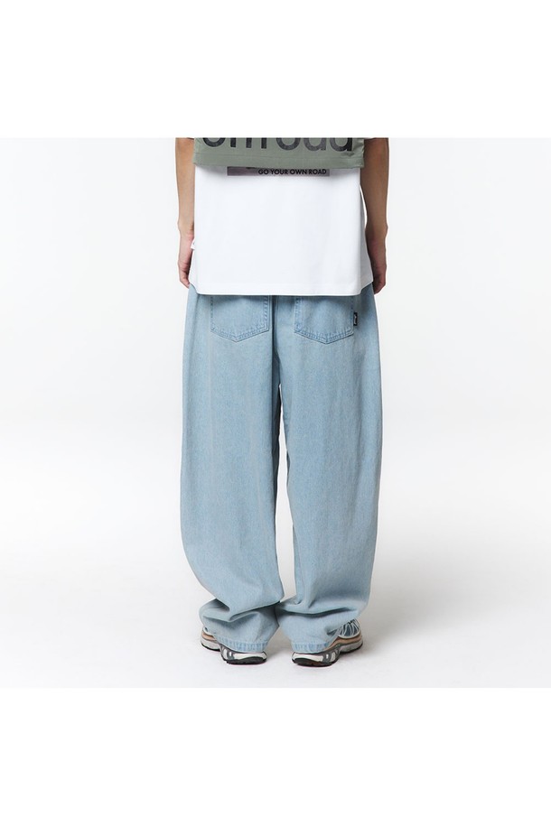 유니 벌룬핏 데님팬츠는 스카이블루 컬러의 캐주얼 데님 팬츠입니다. 면과 데님 혼방 소재로 제작되어 봄, 여름, 가을 계절에 착용하기 좋으며, 밴딩 허리, 무릎 다트, 허리 플리츠 디테일과 와이드 벌룬핏으로 편안함과 스타일을 동시에 잡았습니다. 일상 및 아웃도어 활동에 적합한 활용도 높은 긴바지입니다.
