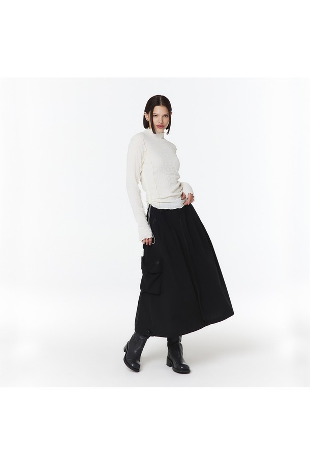 여성 3L 방수 셋업 스커트 (블랙)는 아웃도어 활동에 적합한 맥시 스커트입니다. 방수 기능이 있는 3레이어 소재로 제작되어 변덕스러운 날씨에도 쾌적함을 유지해 줍니다. 넉넉한 A라인 핏과 플레어 치마 타입으로 편안한 착용감을 제공하며, 허리 밴드로 활동성을 높였습니다. 셋업이 가능하며, 아웃포켓, 방수 지퍼, 2WAY 지퍼, 금속 혼합 버클 등의 디테일로 실용성을 더했습니다. 여행룩, 휴가룩, 캠핑룩 등 미니멀, 캐주얼, 고프코어 스타일을 연출하기 좋습니다.
