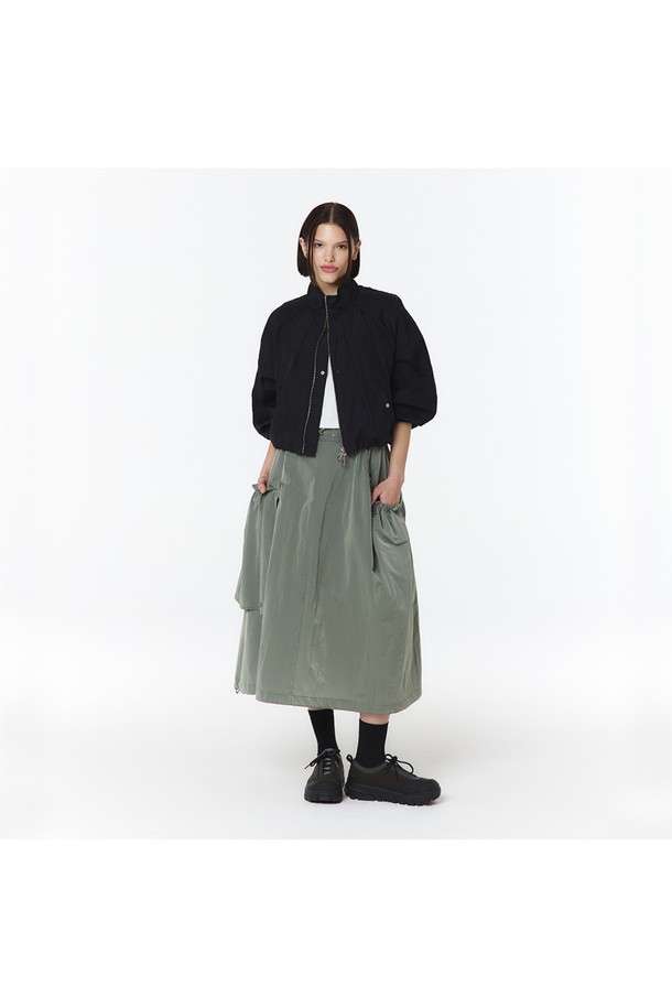 여성용 블랙 색상의 긴팔 스탠드 칼라 셋업 점퍼는 미니멀하고 캐주얼한 무드를 연출하며, 크롭 기장의 루즈핏으로 제작되었습니다. 얇은 나일론 소재로 봄에 적합하며, 하이넥 디자인과 팬츠와 세트 구성이 가능한 특징을 가지고 있습니다. 일상에서 편안하게 착용하기 좋은 윈드브레이커 스타일의 집업 점퍼입니다.
