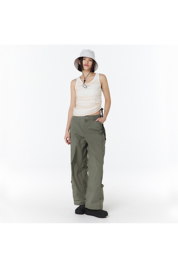 애쉬 올리브 색상의 여성용 긴팔 스탠드 칼라 셋업 바지로, 점퍼 5LB1312와 함께 코디하여 착용할 수 있습니다. 나일론 소재로 제작되었으며, 활동성이 좋은 와이드 실루엣과 편안한 와이드핏을 제공합니다. 봄, 가을에 일상복으로 캐주얼하게 연출하기 좋은 무지 패턴의 와이드 팬츠입니다.
