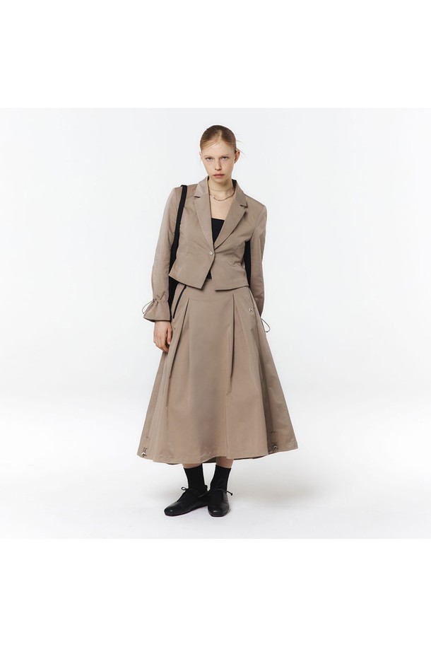 여성용 베이지 색상 테일러드 자켓으로, 봄, 가을에 어울리는 얇은 두께의 폴리에스테르 소재로 제작되었습니다. 크롭 기장의 테일러드 핏으로 클래식하고 미니멀한 무드를 연출하며, 소매 안쪽 다이아몬드 메쉬 구조와 소매 끝단 스트링 스토퍼 디테일이 돋보입니다. 베스트, 스커트와 함께 3피스 세트로도 연출 가능한 활용도 높은 아이템입니다.
