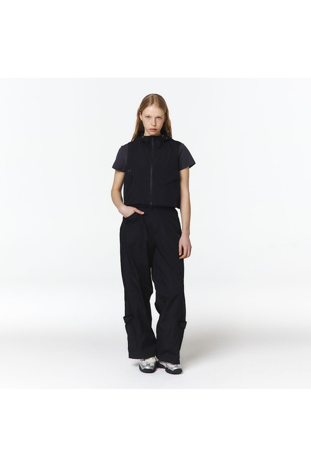 세로 절개 라인이 돋보이는 블랙 색상의 여성 긴팔 스탠드 칼라 셋업 바지입니다. 나일론 소재로 제작되었으며, 와이드핏과 뒷허리 밴딩으로 편안한 착용감을 제공하고, 앞포켓 이중 구성과 뒤 박스 아웃포켓 디테일을 더했습니다. 5LB1312 점퍼와 셋업으로 연출 가능하며, 봄, 가을 일상복으로 미니멀하고 스포티한 스타일을 완성할 수 있습니다.
