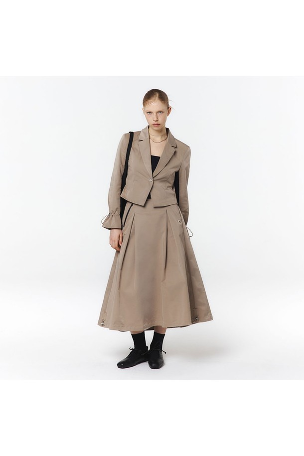 여성용 테일러드 셋업 스커트 (베이지)_5LB1831은 폴리에스터 소재의 A라인 플리츠 스커트입니다. 앞면 맞주름 2개, 뒷면 맞주름 4개, 허리 밴드 커브드 성형, 2중 포켓(방수지퍼), FF 심볼 금속장식, 밑단 스트링 스토퍼, 뒷면 하단 하든 입술포켓, 허리벨트 웨빙테이프 금속 버클 디테일이 돋보입니다. 클래식하고 미니멀한 무드를 연출하며 봄, 가을 일상복으로 적합한 베이지 색상의 레귤러핏 스커트입니다.
