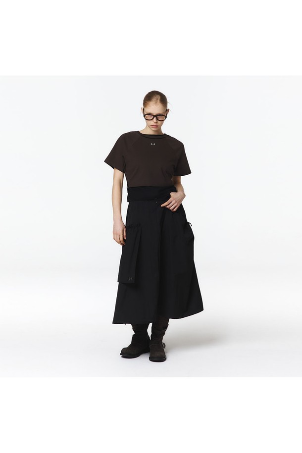 여성 우븐 배색 엠티엠 (다크브라운)은 봄, 가을 시즌에 적합한 여성 티셔츠입니다. 스포티한 스타일의 레귤러핏 긴소매 크롭 기장 티셔츠로, 다크브라운 컬러에 로고 패턴이 돋보입니다. 면, 폴리에스터, 나일론, 폴리우레탄 혼방 소재로 제작되어 방풍 기능을 갖췄습니다. 하단 우븐 믹스 및 스트링 조절, 로고 프린트 테이프, 뒷면 로고 프린트, 리벳 디테일이 특징입니다. 일상복으로 활용하기 좋은 캐주얼 스타일의 티셔츠입니다.
