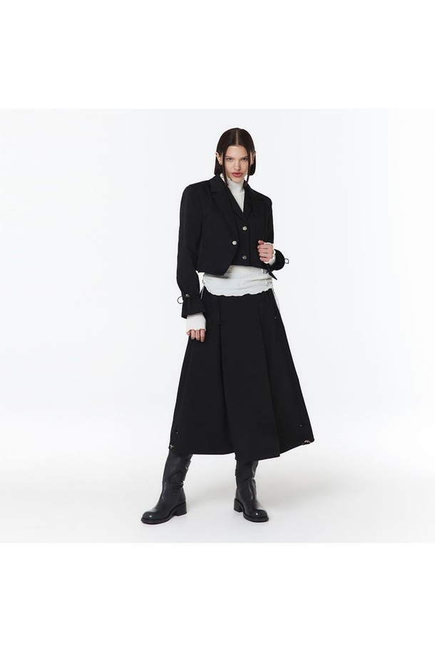 모던하고 클래식한 무드의 여성 테일러드 자켓(블랙)_5LB1231은 봄, 가을 시즌에 어울리는 아우터입니다. 폴리에스터 소재의 테일러드 크롭 핏 디자인으로, 소매 안쪽 다이아몬드 조직 메쉬와 소매 끝단 스트링 스토퍼 디테일이 돋보이며, 뒷면 에리 로고 금속 장식으로 포인트를 더했습니다. 3피스 셋업이 가능하며, 일상과 아웃도어 활동 모두에 적합한 활용도 높은 아이템입니다.
