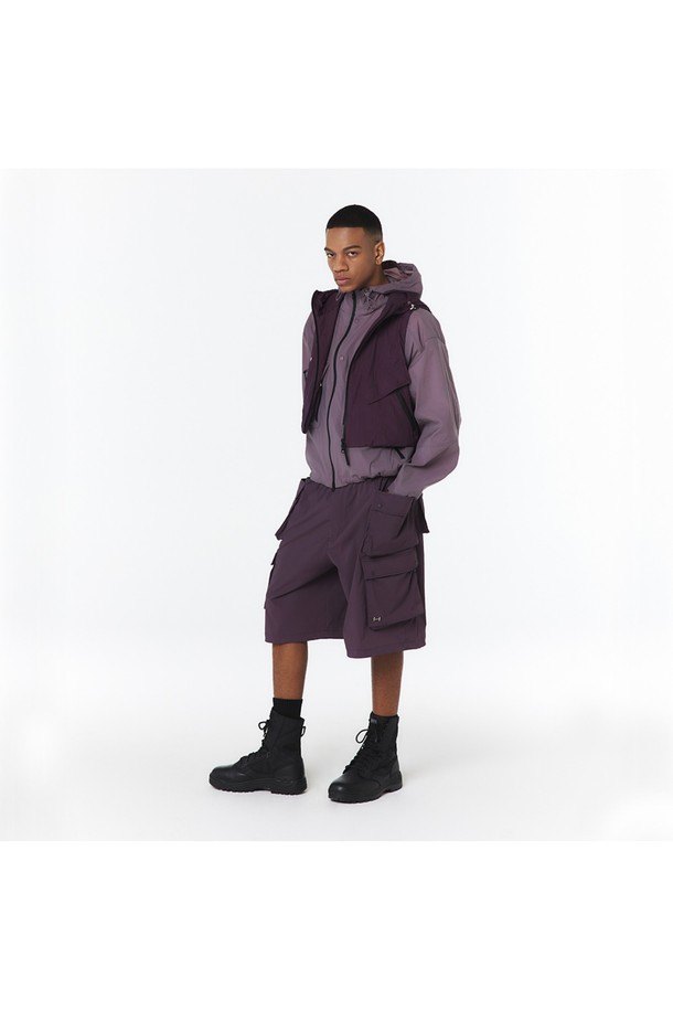 유니 후디베스트는 다크 퍼플 색상의 유니섹스 베스트로, 사계절 활용 가능하며 아웃도어 및 일상에서 스포티하고 캐주얼한 스타일을 연출할 수 있습니다. 나일론과 폴리에스테르 혼방 소재로 제작되었으며, 방수, 방풍, 통기성 기능이 뛰어나 활동성을 높여줍니다. 크롭 기장의 오버핏 디자인에 2-WAY 매트 방수 지퍼와 사이드 매트 방수 지퍼, 후드, 메쉬 안감 등의 디테일이 돋보입니다.
