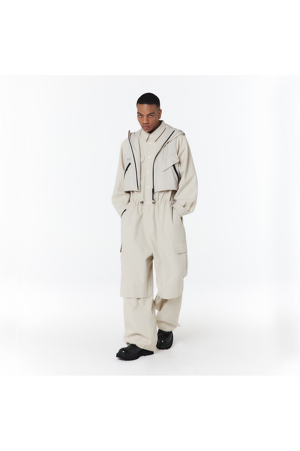 유니 후디베스트 (오트밀)_5LG1411은 사계절 활용 가능한 유니섹스 베스트입니다. 오트밀 색상의 무지 패턴으로, 나일론과 폴리에스테르 혼방 소재를 사용하여 방수, 방풍, 통기성이 뛰어납니다. 2-WAY 매트 방수 지퍼, 사이드 매트 방수 지퍼, 메탈 FF 장식, 앞면 상단 통기성, 후면 자수 로고, 메쉬 안감 등의 디테일과 후드, 오버핏, 크롭 기장이 특징입니다.
