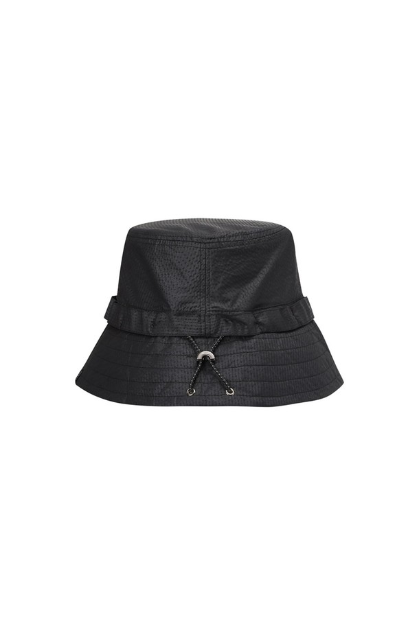 유니 써커 버킷햇 (블랙)_5LG7421은 은은한 광택감의 폴리에스터 소재로 제작되었으며, 시어서커 패턴이 돋보이는 블랙 컬러의 유니섹스 버킷햇입니다. 챙넓이 7cm, 모자깊이 9.5cm로 일상 및 캐주얼 용도로 적합하며, 봄, 여름 시즌에 착용하기 좋습니다. 금속 로고 리벳과 스트링 스토퍼 디자인 장식, 사이즈 조절 기능이 있으며 오프로드 무드의 독특한 외관을 자랑합니다.
