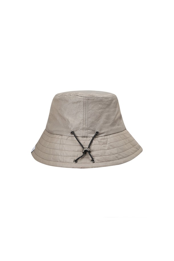 유니 GLAZED 포켓 버킷햇은 은은한 광택감이 도는 코팅 원단과 다크 베이지 색상이 특징이며, 일상 및 아웃도어 활동에 적합합니다. 챙넓이 7.5cm의 이 버킷햇은 나일론 소재로 제작되었으며, 사이즈 조절 기능과 선글라스 홀더, 스트링 스토퍼 디테일이 있어 편리합니다. 또한, 포켓과 로고 자수가 디자인 포인트로 더해졌으며, 봄, 여름, 가을에 착용하기 좋은 유니섹스 프리사이즈(60cm) 아이템입니다.
