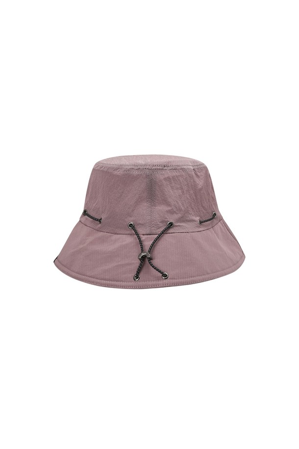 유니 립 스트링 버킷햇은 인디고 및 핑크 색상으로 제공되는 유니섹스 버킷햇입니다. 전면의 톤온톤 컬러 자수 디테일과 노출 스트링, 사이즈 조절이 가능한 스트링 스토퍼가 특징이며, 챙 넓이는 7.5cm입니다. 나일론 소재에 리플렉티브 립 패턴이 적용되었으며, 일상에서 편안하게 착용할 수 있습니다.
