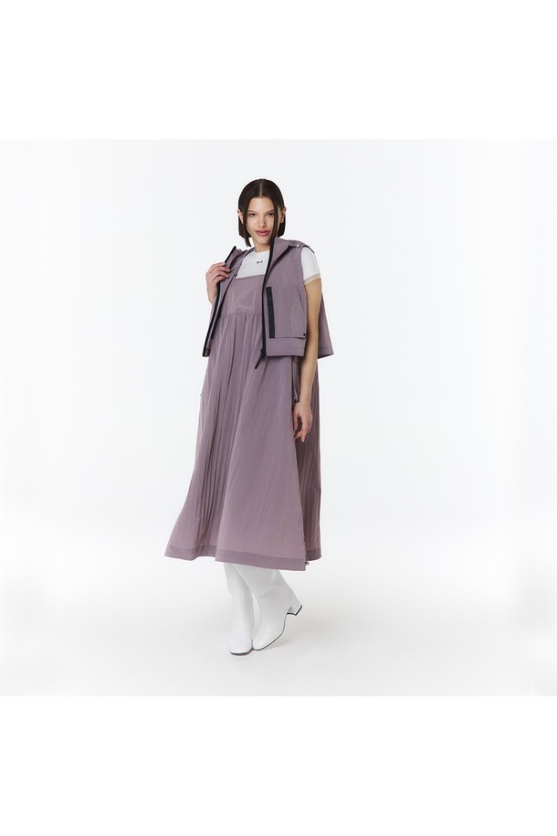 오프로드 시그니처 라인의 유니 후디 베스트는 인디 퍼플 색상의 립 원단으로 제작되었으며, 조직감이 돋보이는 디자인이 특징입니다. 나일론 소재로 만들어진 이 크롭 기장의 오버핏 베스트는 후드 네크라인과 민소매 디자인으로 스포티하면서도 캐주얼한 스타일을 연출합니다. 레이어드 스타일링이 가능한 유니섹스 아이템으로, 봄, 가을 일상복으로 적합합니다.
