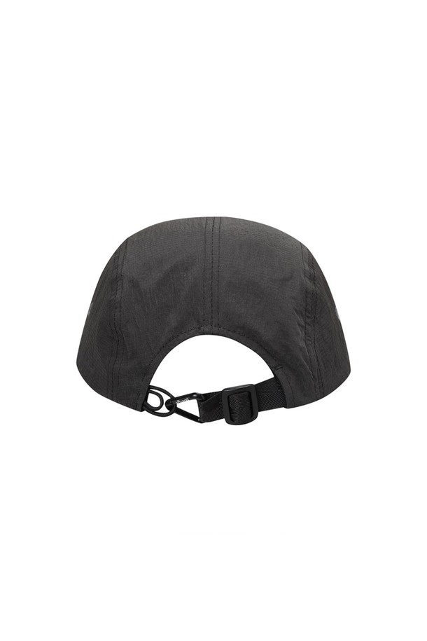 유니 리플렉트 5패널 캡 (딥 차콜)_5LG7413은 톤온톤 자수와 레터링 프린트, 3M 리플렉티브 테이프 장식이 돋보이는 딥 차콜 색상의 유니섹스 캡모자입니다. 나일론 소재로 제작되었으며, 5패널 구조와 더블 스트랩, 삼각 카라비너 사이즈 조절 기능이 특징입니다. 챙 넓이는 8cm이며, 등산 및 일상생활에서 사계절 착용하기 좋습니다.
