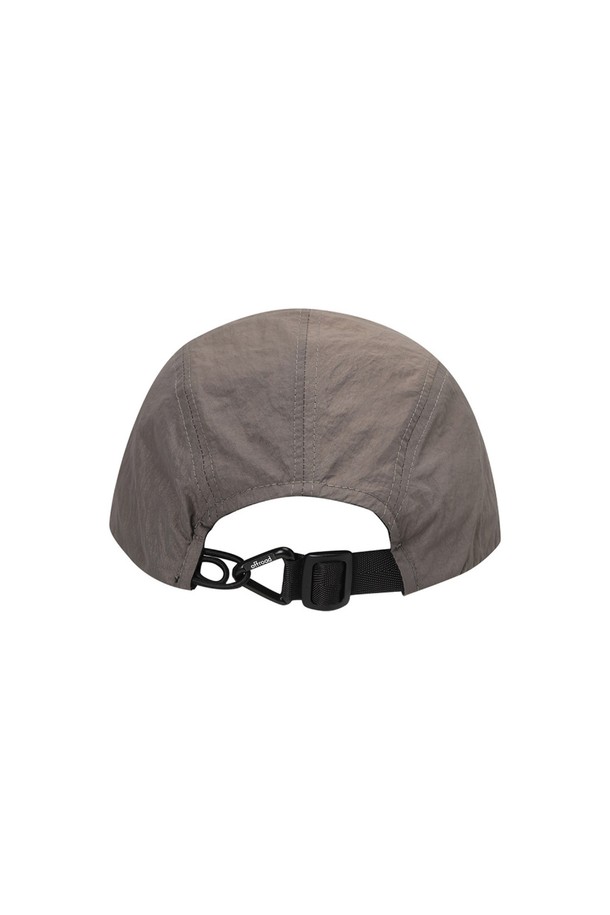 유니 패커블 캡 (그레이시 브라운) 5LG7414는 아웃도어 및 등산 활동에 적합한 유니섹스 캡모자입니다. 봄, 여름, 가을 계절에 착용하기 좋으며, 가볍고 접이식 디자인으로 휴대성을 높였습니다. 나일론 소재로 제작되었으며, 9.5cm의 모자 깊이와 8cm의 챙 너비를 가지고 있습니다. 리플렉티브 로고, 삼각 카라비너, 이중 스트랩 등의 디자인 장식이 특징이며, 2단 접이식 챙과 사이즈 조절 기능도 제공합니다. 등산룩, 캠핑룩, 가을 나들이룩 등 다양한 TPO에 고프코어, 캐주얼, 미니멀 스타일로 연출할 수 있습니다.
