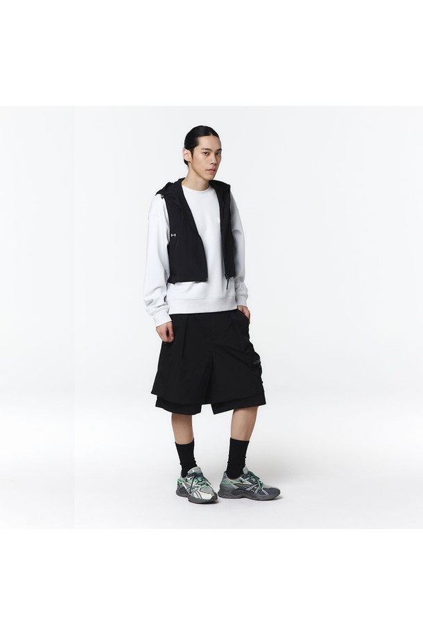 유니 후디베스트 (블랙)_5LG1411은 봄, 가을에 어울리는 유니섹스 아우터 베스트입니다. 블랙 색상의 무지 패턴으로, 크롭 기장의 오버핏 실루엣을 연출하며, 2-WAY 매트 방수 지퍼와 사이드 매트 방수 지퍼, 메탈 장식으로 포인트를 더했습니다. 나일론과 폴리에스테르 혼방 소재에 메쉬 안감, 앞면 상단 통기 기능 및 후면 자수 로고 디테일이 돋보이며, 방수 및 통기성이 우수하여 아웃도어 활동은 물론 일상복으로도 활용하기 좋습니다.
