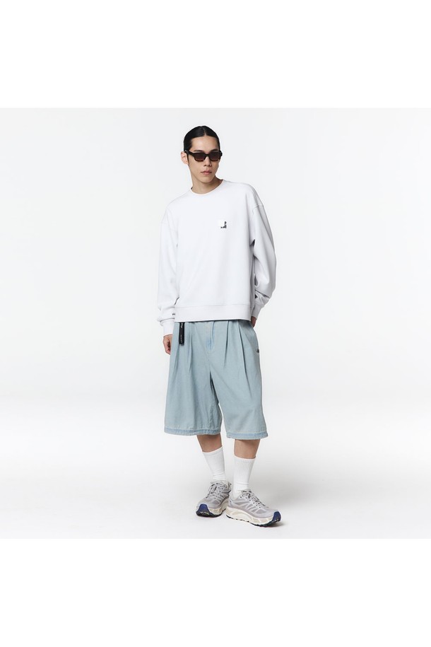 유니 로고 자수 MTM은 스모크 화이트 색상의 남녀공용 맨투맨 티셔츠로, 캐주얼하고 스포티한 스타일을 연출합니다. 폴리에스테르, 면, 폴리우레탄 혼방 소재로 제작되어 부드러운 촉감을 자랑하며, 루즈핏 디자인과 내추럴한 숄더 라인이 특징입니다. 로고 자수 디테일과 뒷면 삼각 카라비너, 테이프 디테일이 돋보이며, 봄, 가을철 일상복으로 적합합니다.
