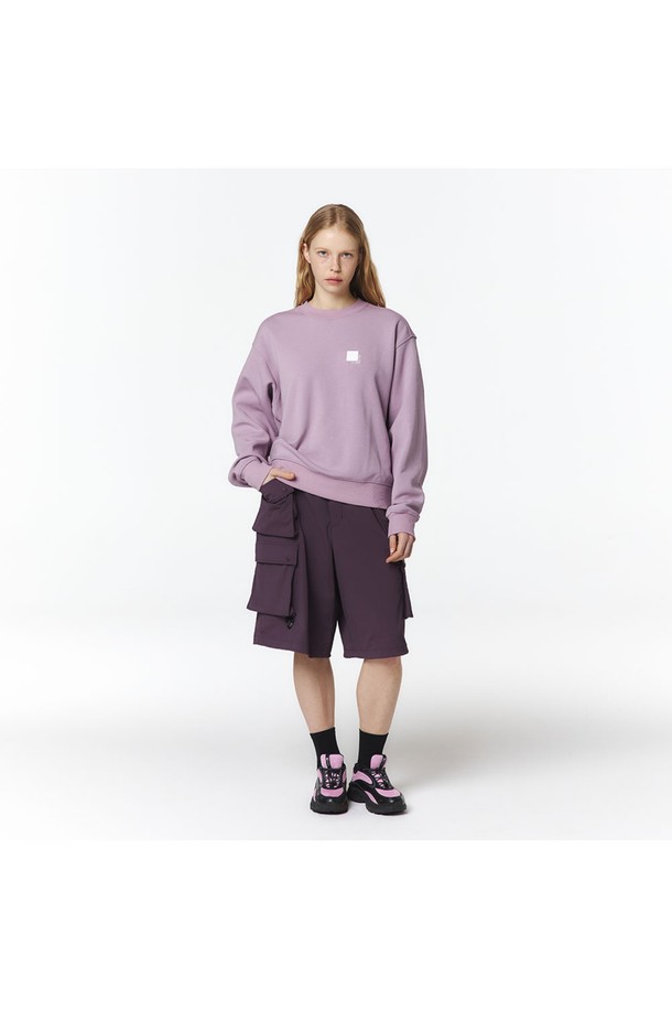 유니 로고 자수 MTM은 부드러운 촉감의 폴리에스테르, 면, 폴리우레탄 혼방 소재로 제작되었으며, 인디 퍼플 색상의 유니섹스 맨투맨입니다. 캐주얼하고 스포티한 무드를 연출하며, 로고 자수와 프린트 조합, 삼각 카라비너와 테이프 디테일이 특징입니다. 자연스러운 숄더 라인과 루즈핏으로 편안하게 착용 가능하며, 라운드넥 디자인으로 봄, 가을 일상복으로 적합합니다.
