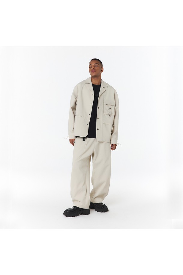 남성용 빅 포켓 셋업 자켓 (오트밀)_5LA1213은 봄, 가을에 어울리는 오트밀 색상의 아우터입니다. 폴리에스테르 소재로 제작되어 얇고 부드러운 촉감을 자랑하며, 넉넉한 오버핏과 가슴 플랩 포켓, 후면 입체 포켓, 소매 스트랩 스토퍼 디테일이 돋보입니다. 캐주얼 및 스트릿 스타일 연출에 용이하며, 무지 패턴과 긴 소매, 버튼 여밈 방식이 특징입니다.
