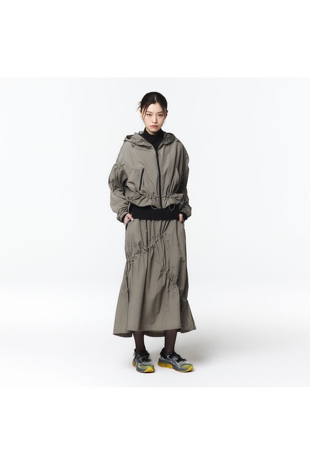 여성용 월그레이 색상의 후디 셋업 긴팔 점퍼로, 스포티하고 캐주얼한 무드를 연출합니다. 트월조직의 나일론, 폴리에스터 혼방 고밀도 소재로 제작되었으며, 은은한 광택감이 돋보이는 오버핏 크롭 기장 점퍼입니다. 후드형 디자인, 2중 포켓, 뒤 박스 포켓, 소매/밑단/허리 스트링 스토퍼 디테일과 전체 메쉬 안감으로 기능성을 더했으며, 봄, 가을 일상 및 아웃도어 활동에 적합합니다.
