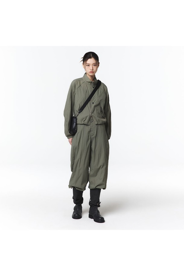 여성용 애쉬 올리브 색상의 긴팔 스탠드 칼라 셋업 점퍼로, 넉넉한 핏과 크롭 기장이 특징입니다. 얇은 나일론 소재로 제작되었으며, 하이넥 스타일과 벌룬 소매, 밑단 스트링으로 캐주얼한 무드를 연출할 수 있습니다. 지퍼와 스냅 여밈 방식이며, 바람막이 형태로 봄철 일상복으로 활용하기 좋습니다.
